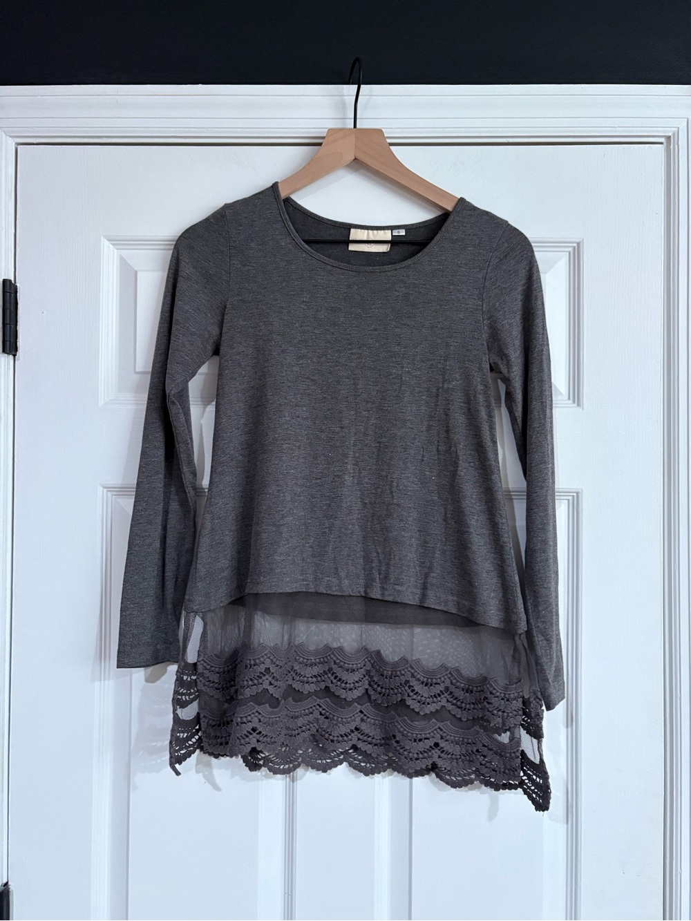 Layered Lace-Hem Long Sleeve Tunic in Gray